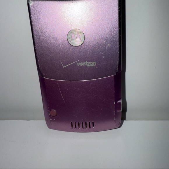 Motorola RAZR V3 Pink-Verizon w/Charger Turns On“UNTESTED” Buy As Is Read Below - Picture 4 of 14